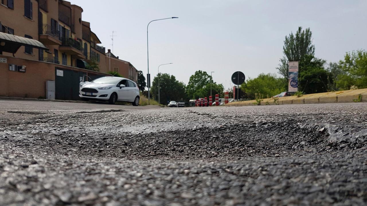 Modena, a zig-zag tra le buche da via Vignolese a Fratelli Rosselli