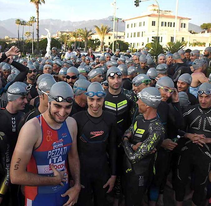 Quattrocento atleti da tutto Italia animano la grande notte del triathlon sul lungomare 