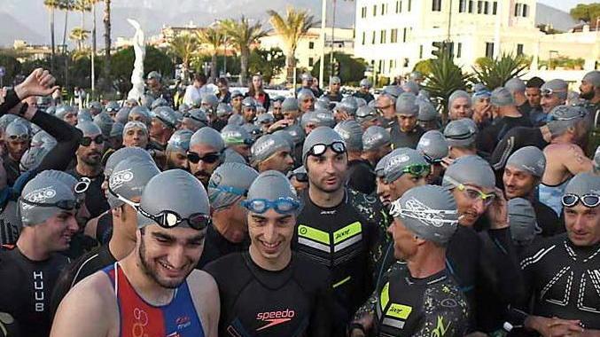 Quattrocento atleti da tutto Italia animano la grande notte del triathlon sul lungomare