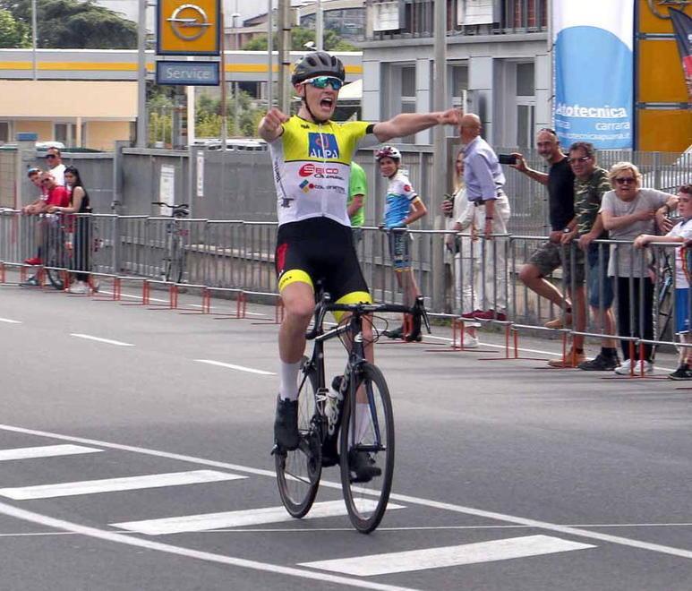 Tobia Zingoni stacca tutti L’alfiere della Iperfinish fa sua la classica di Massa