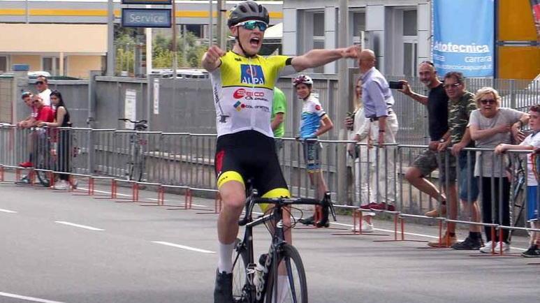 Tobia Zingoni stacca tutti L’alfiere della Iperfinish fa sua la classica di Massa
