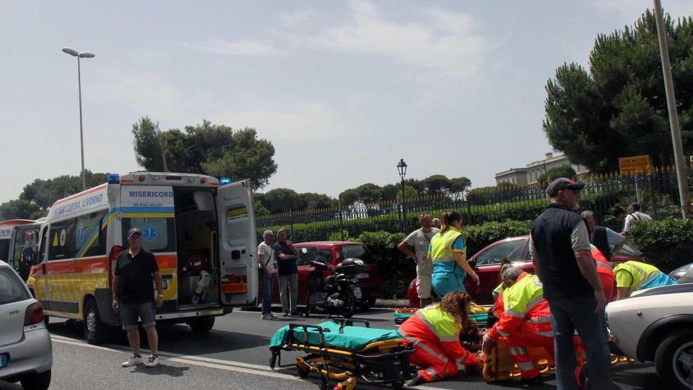 Apre lo sportello e colpisce uno scooter feriti marito e moglie