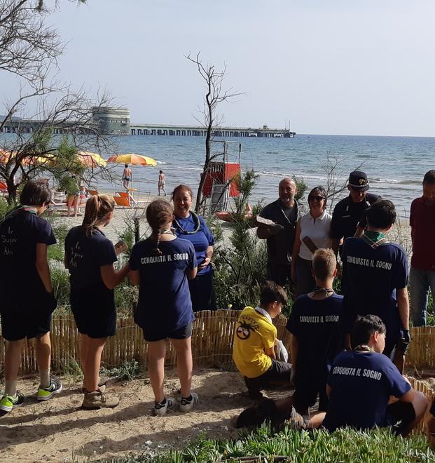 Scout e carabinieri si prendono cura di pineta e dune 