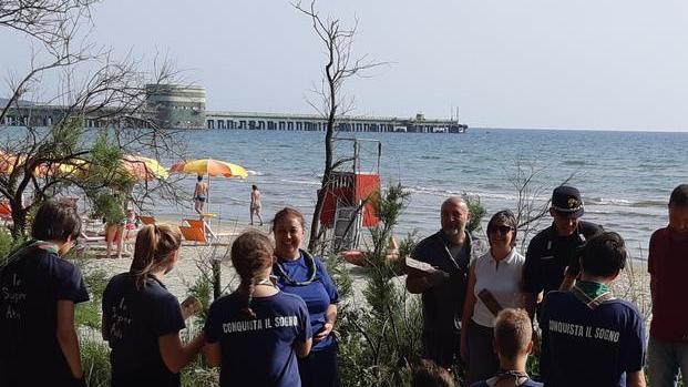 Scout e carabinieri si prendono cura di pineta e dune