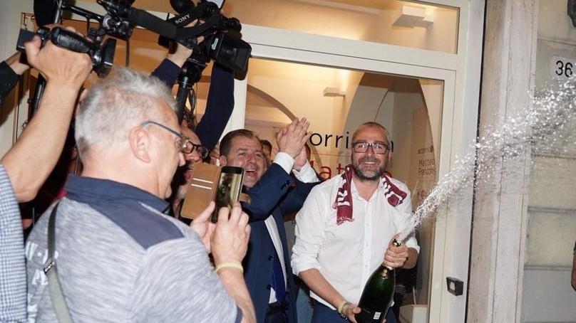 Camicia aperta e volto tirato Franconi soffre poi scatta la festa