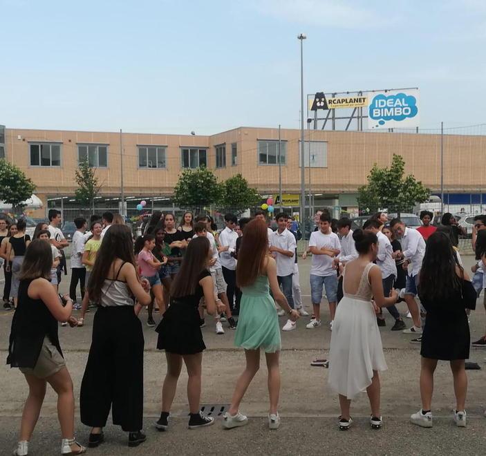 Piace la festa di fine scuola organizzata dagli alunni