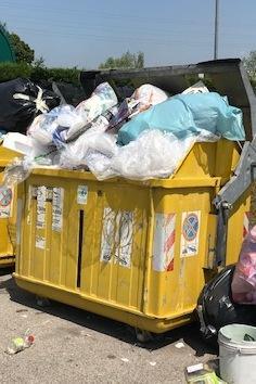 La protesta dei rifiuti «Cassonetti stracolmi impossibili da usare»