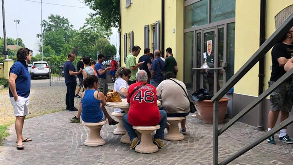 Tifosi in fila per comprare le maglie ma via Mogadiscio resta chiusa