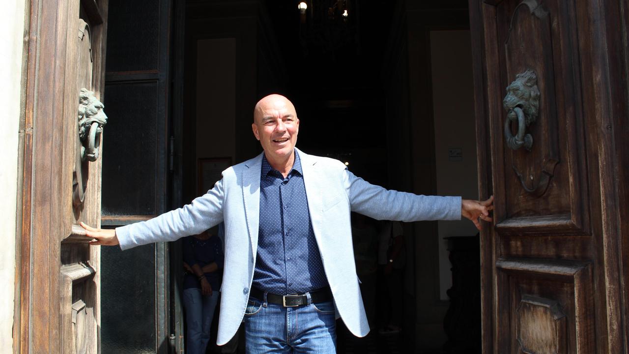 Il nuovo sindaco Luca Salvetti mentre riapre il portone principale del municipio di Livorno
