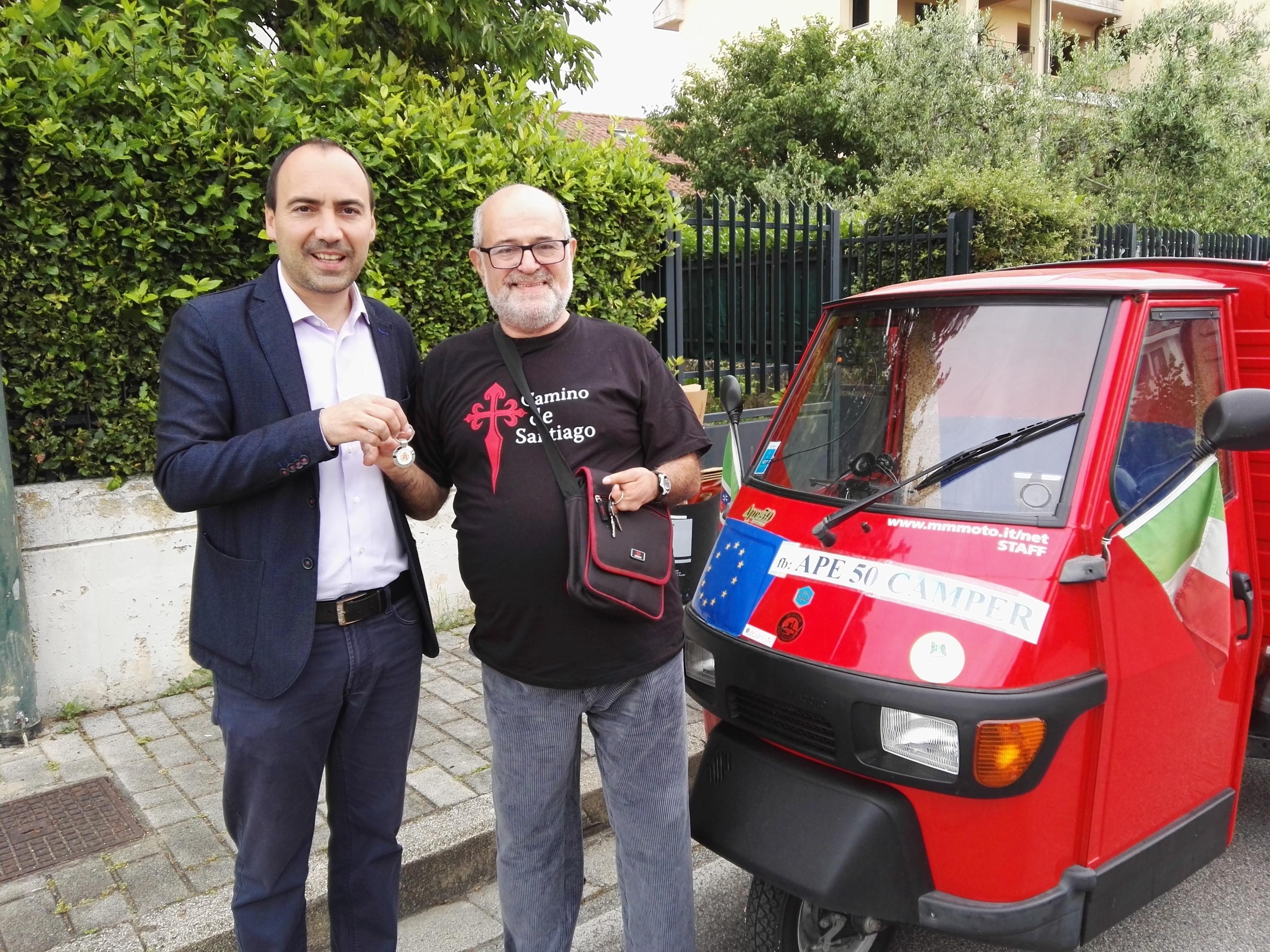Il sindaco Simone Calamai ha donato un portachiavi con lo stemma di Montemurlo ad Angelo Gragnaniello