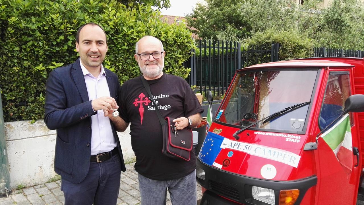 Il sindaco Simone Calamai ha donato un portachiavi con lo stemma di Montemurlo ad Angelo Gragnaniello