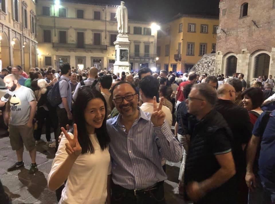 Teresa Lin e Marco Wong festeggiano l'elezione di Matteo Biffoni in piazza del Comune