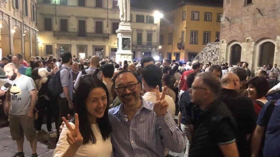 Teresa Lin e Marco Wong festeggiano l'elezione di Matteo Biffoni in piazza del Comune