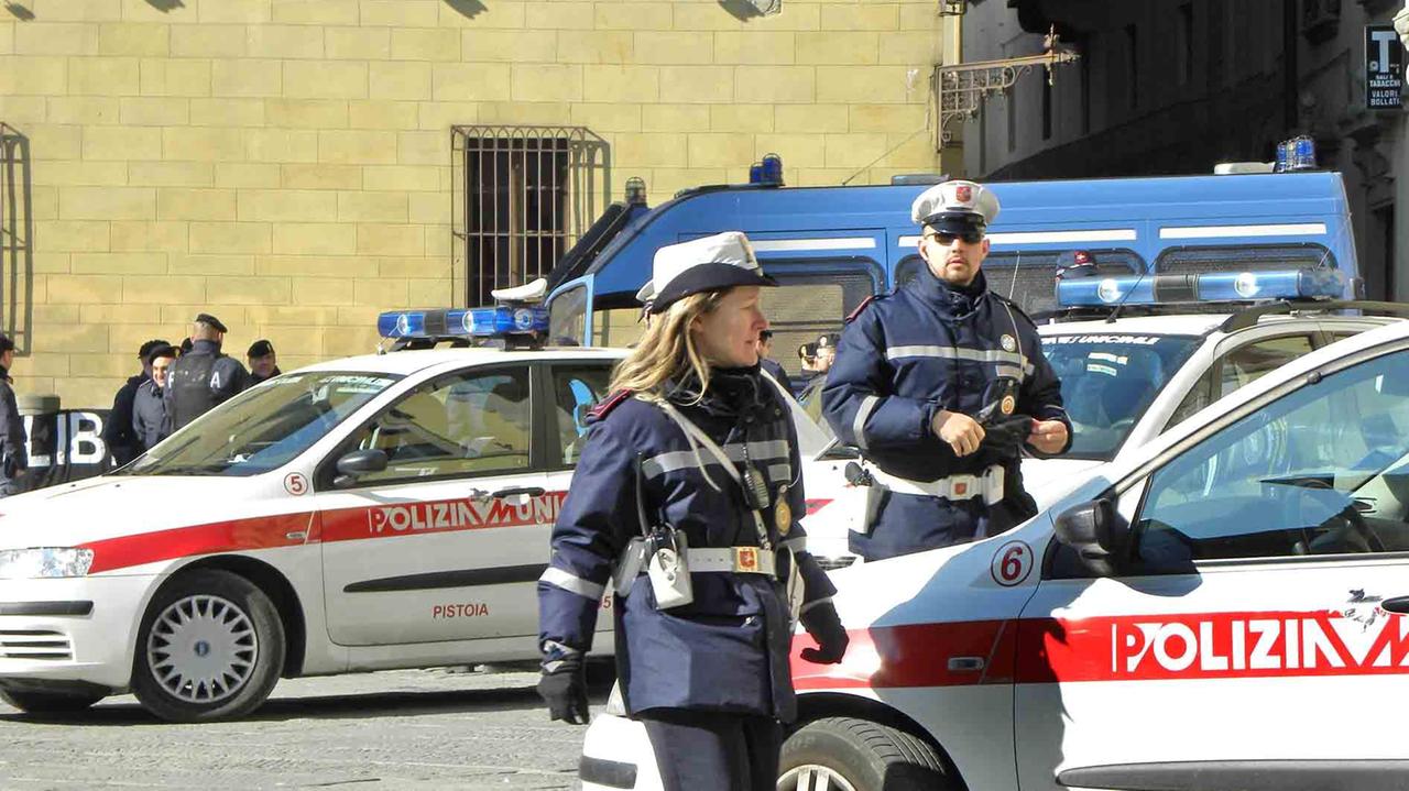 Una pattuglia di polizia municipale (foto d'archivio)
