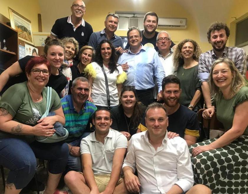 Senza selfie e fasce, lo stile di Antolini: è il sindaco che ama le strette di mano 