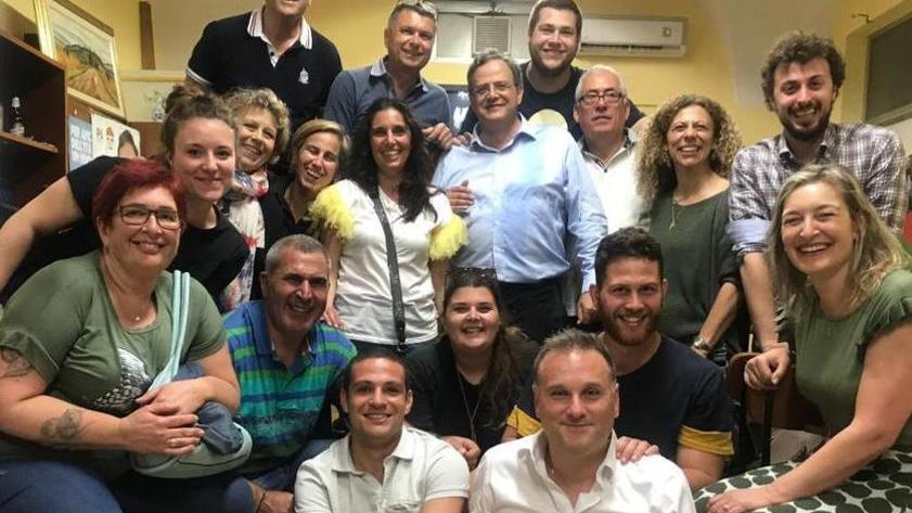 Senza selfie e fasce, lo stile di Antolini: è il sindaco che ama le strette di mano