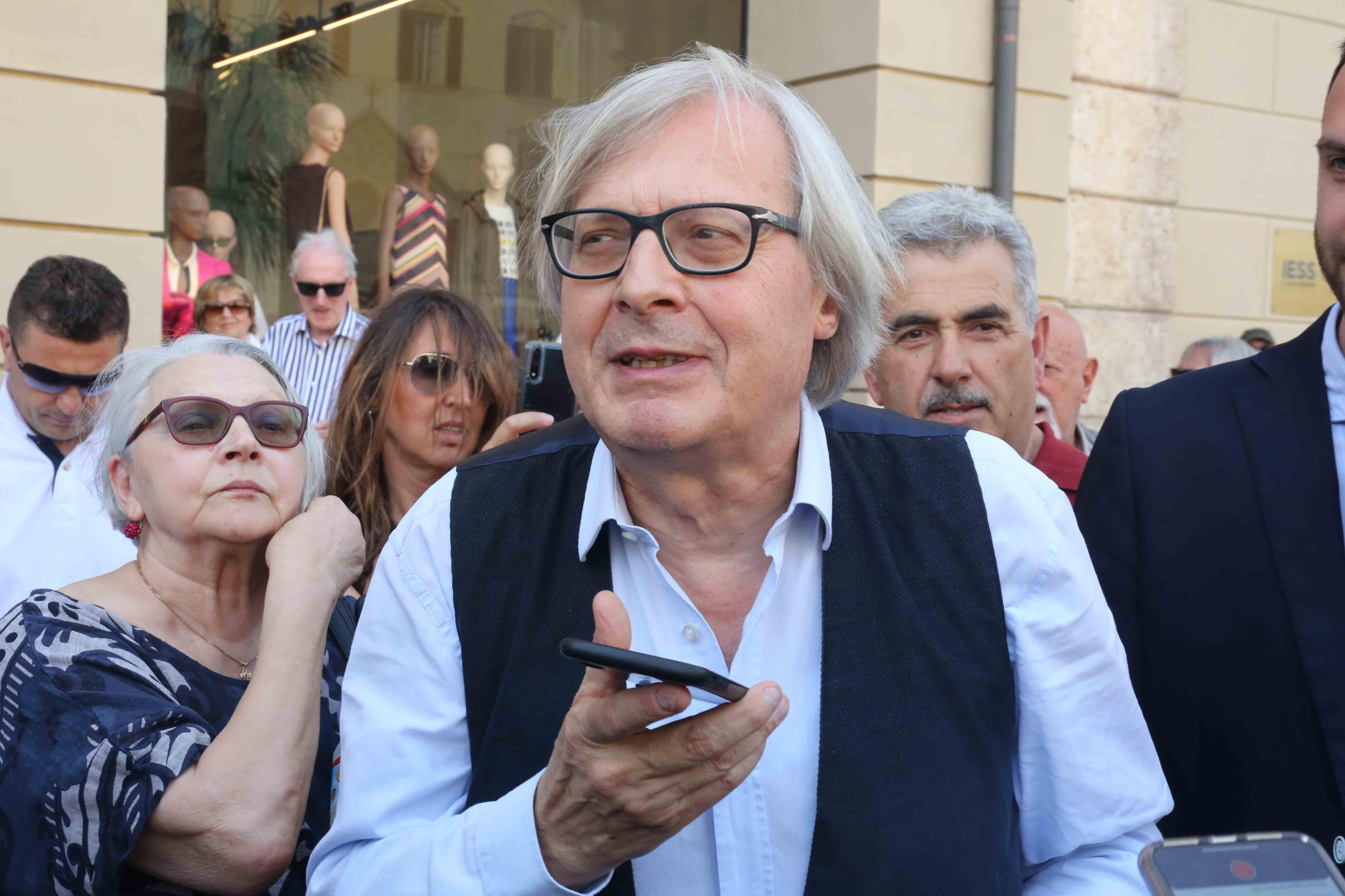 Vittorio Sgarbi risponde alla Chiesa reggiana: «Turpiloquio? Posso aver peccato. Ma il Papa s’immischia nella politica» 