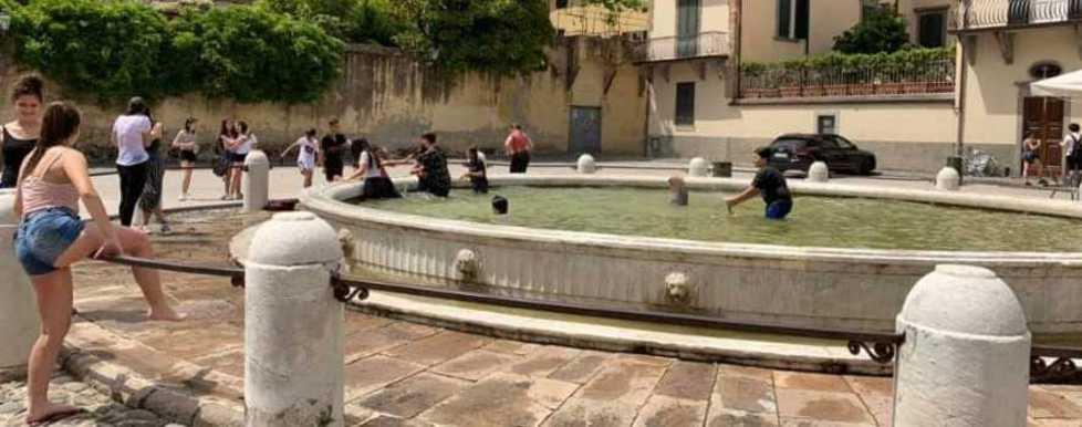 Gavettoni e bagno nella fontana del Nottolini