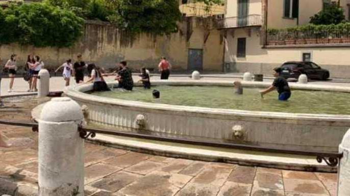 Gavettoni e bagno nella fontana del Nottolini