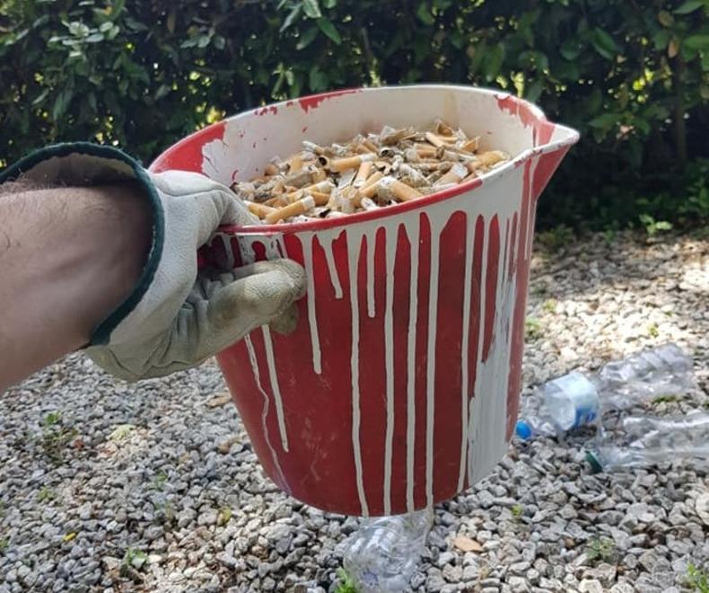 Cinquemila mozziconi raccolti dai volontari sulla spiaggia di Lido 