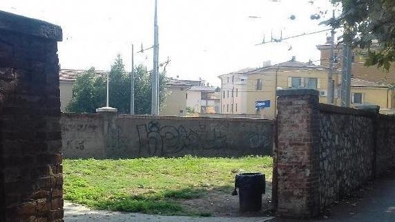 Giù il muro di via Sauro Parcheggi pubblici al posto dell’area verde