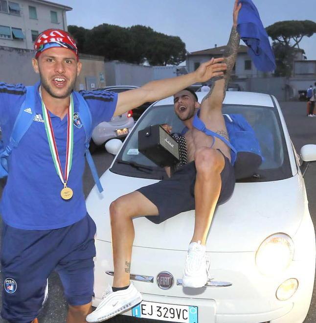 L’arrivo dopo le 5 e subito un selfie sotto la Torre 