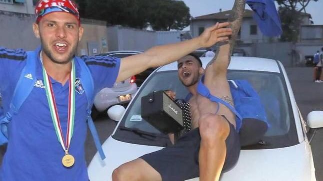L’arrivo dopo le 5 e subito un selfie sotto la Torre