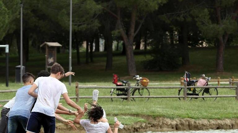 Musica e divertimento In migliaia in piazza per salutare in allegria l’anno scolastico