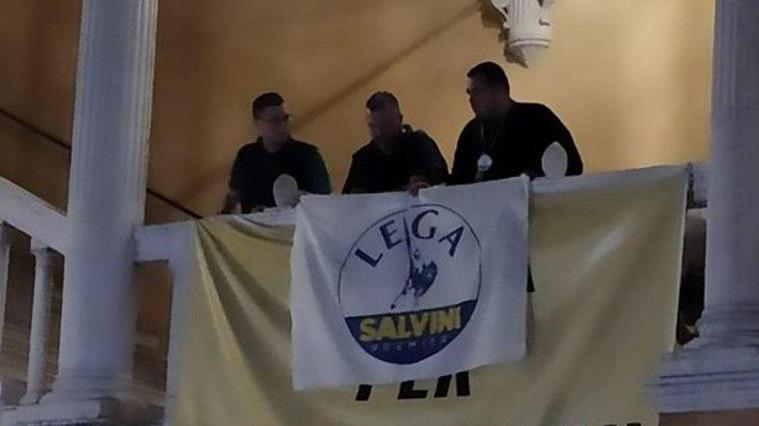 La bandiera copre striscione di Regeni «Solo un’ingenuità»