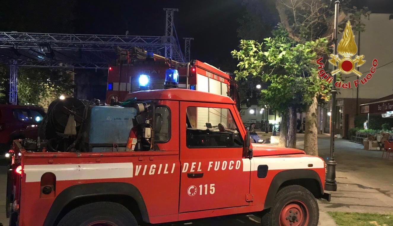I vigili del fuoco in centro a Cascina