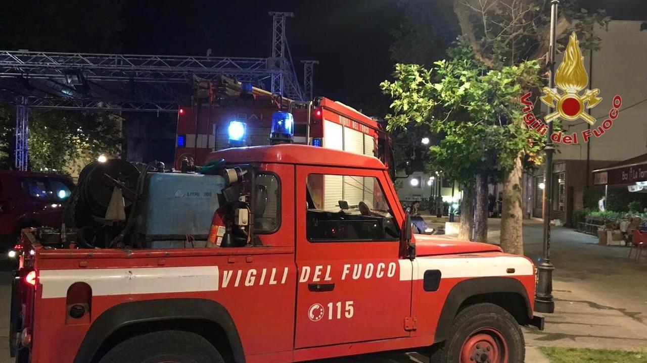 I vigili del fuoco in centro a Cascina