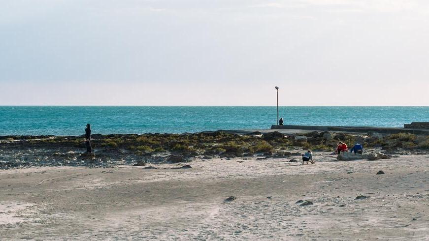 Attika, si cercano attori per lo show in spiaggia: anche surfer