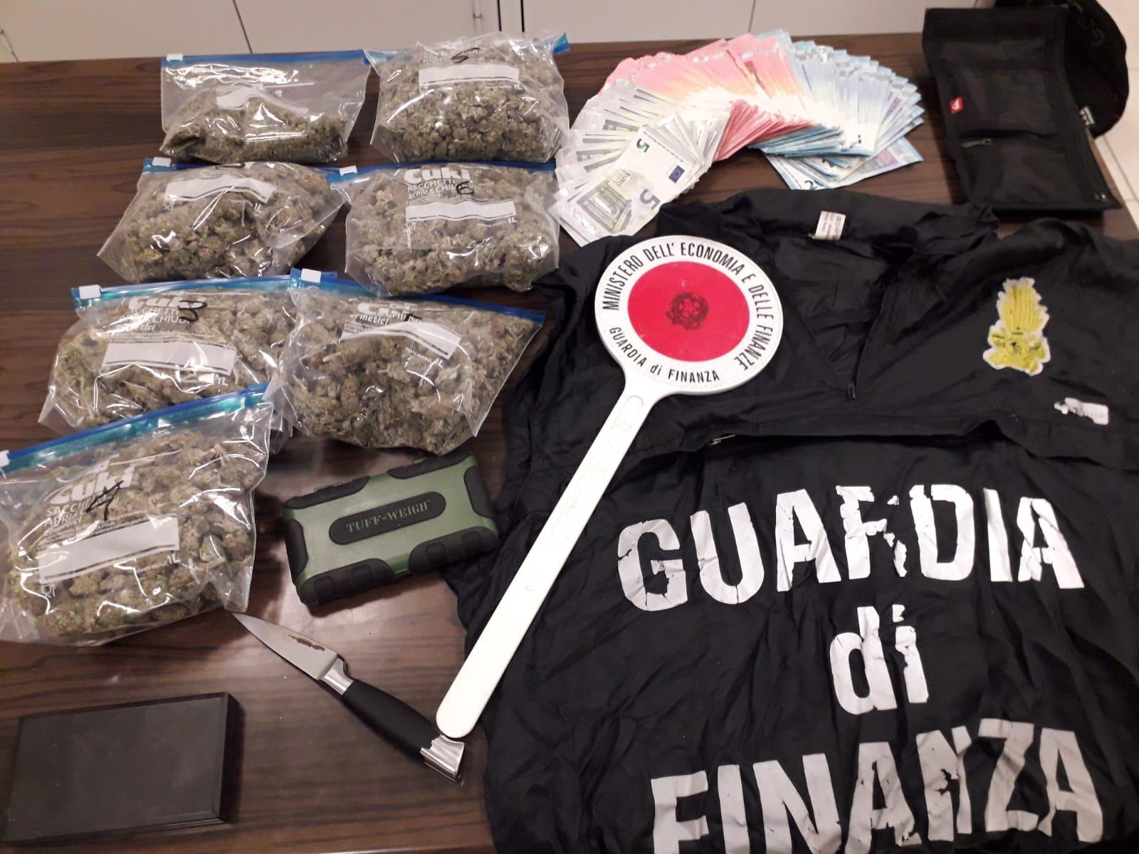 Spaccio agli alunni delle scuole, sequestrato mezzo chilo di droga