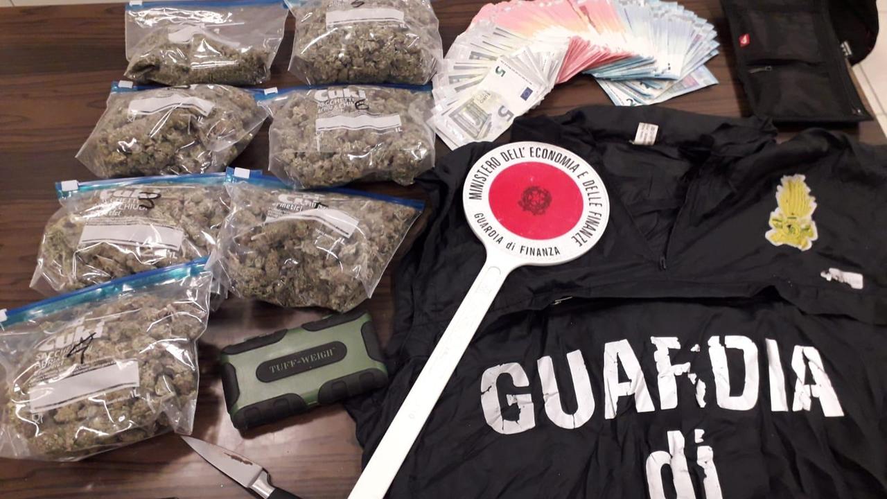 Spaccio agli alunni delle scuole, sequestrato mezzo chilo di droga