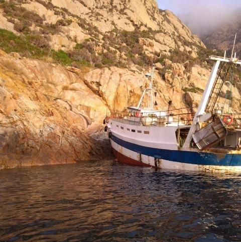 Il peschereccio finito sugli scogli nella foto scattata da Roberto Forti pubblicata sul sito Elbareport