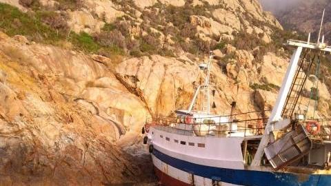 Il peschereccio finito sugli scogli nella foto scattata da Roberto Forti pubblicata sul sito Elbareport