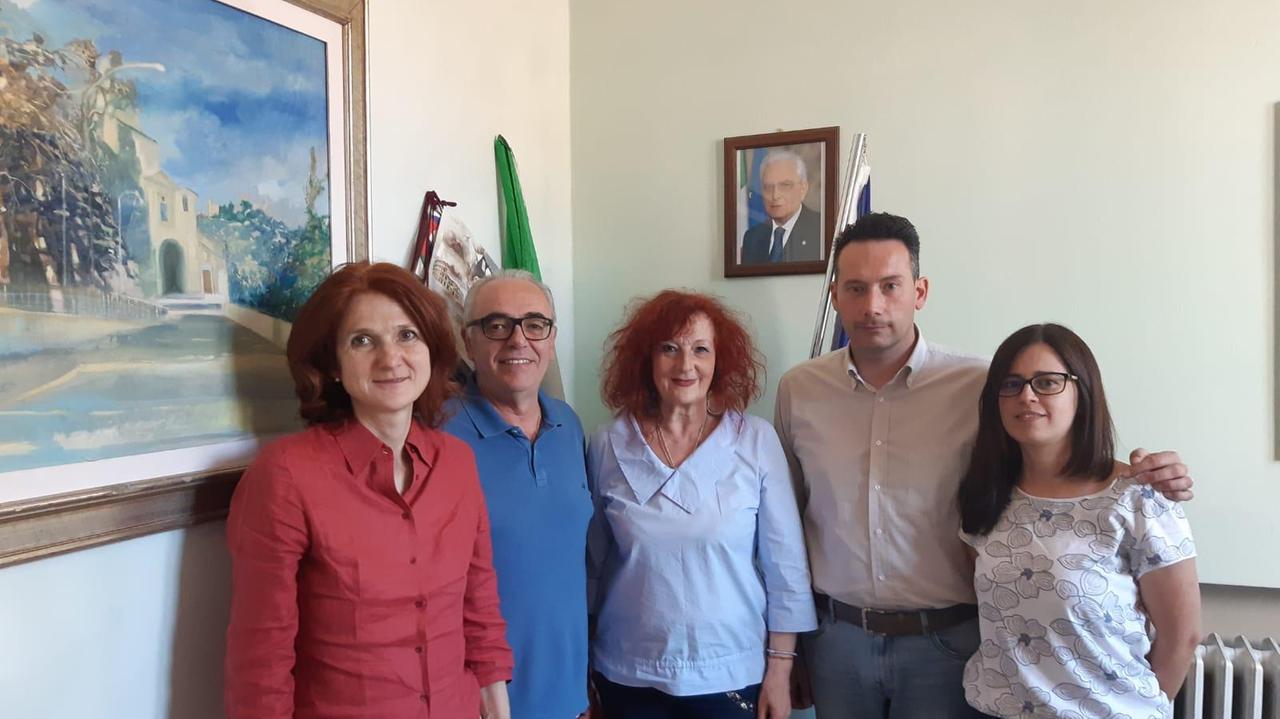 Il sindaco Marzia Niccoli (al centro) con gli altri componenti della giunta di Massa Cozzile