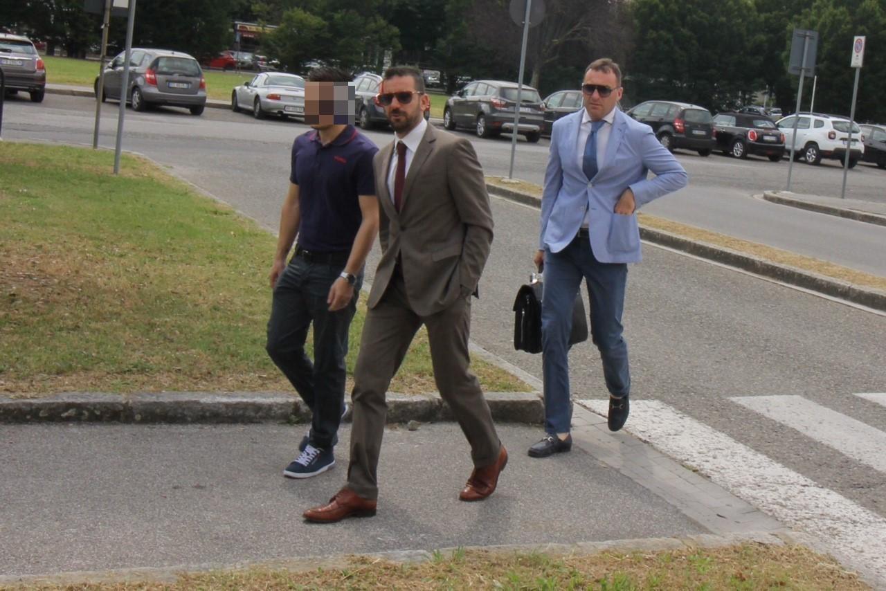 L'arrivo in Tribunale del marito della donna insieme agli avvocati (foto Batavia)