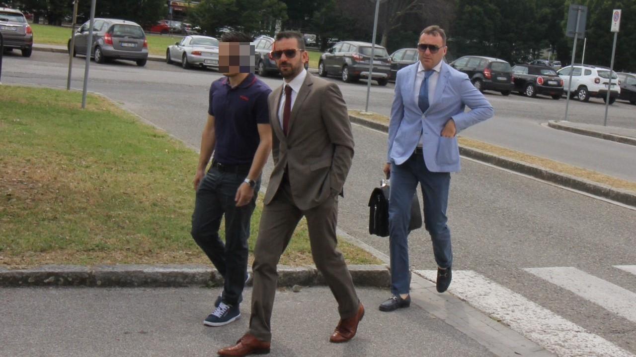 L'arrivo in Tribunale del marito della donna insieme agli avvocati (foto Batavia)