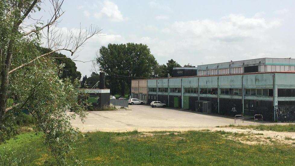 L’area dietro all’istituto Marconi dove dovrebbero essere collocati i container <QM>(foto franco silvi)