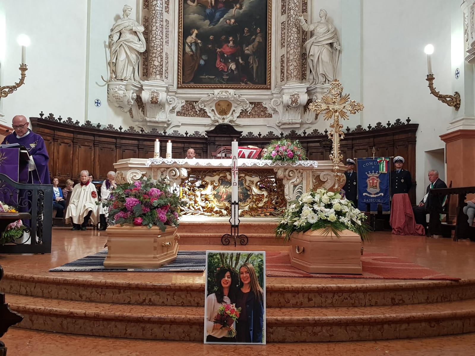 Sassuolo in duomo l’addio a Veronica e Otilia 