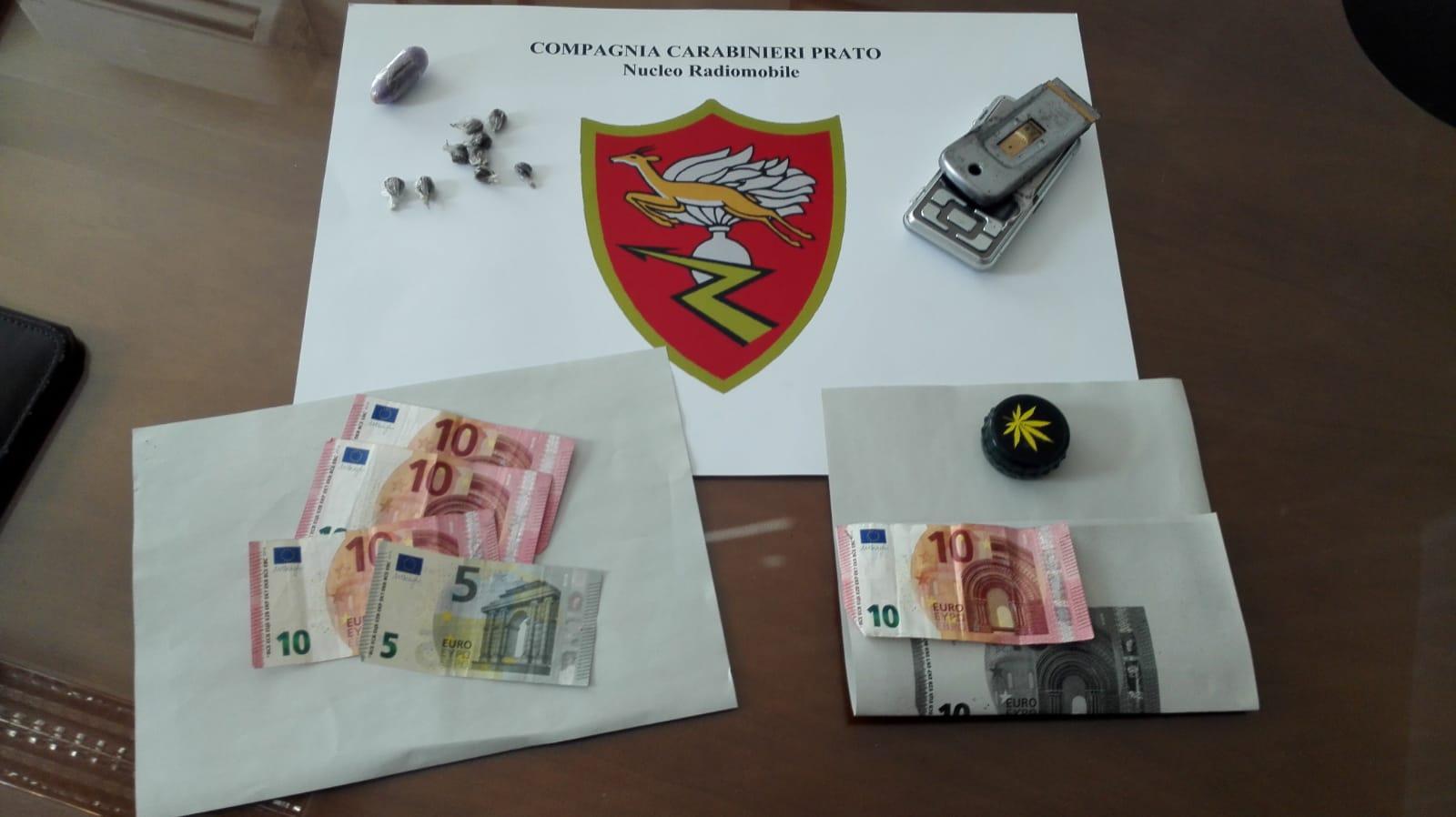 La droga e i contanti sequestrati dai carabinieri