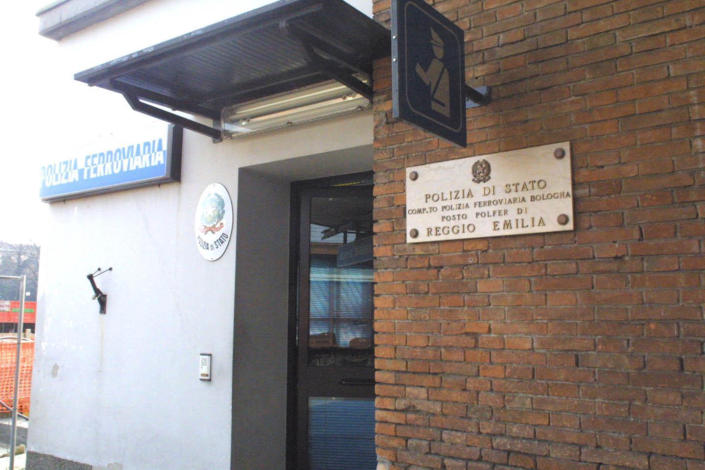 Reggio Emilia, palpeggia la poliziotta: è già libero