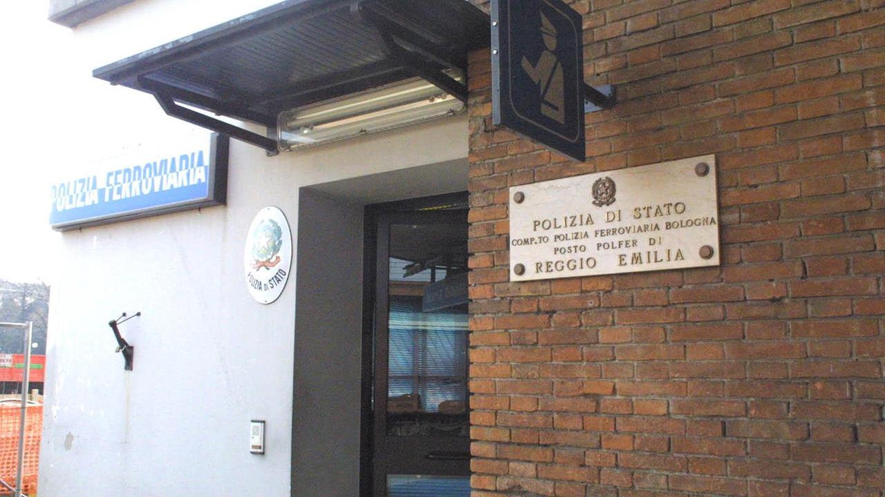 Reggio Emilia, palpeggia la poliziotta: è già libero