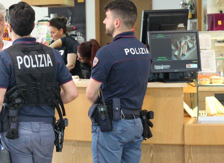 Grida, spintoni e lancio di sedie: momenti di terrore in via Pansa a Reggio Emilia