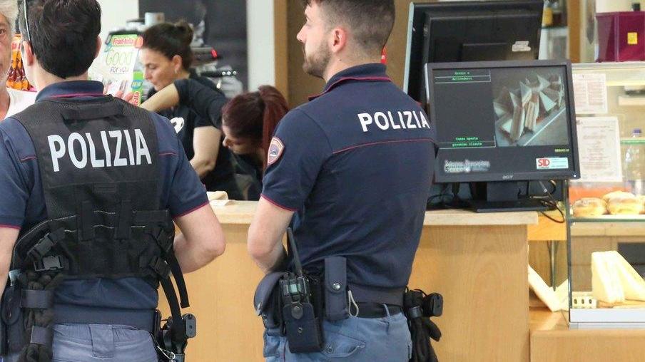 Grida, spintoni e lancio di sedie: momenti di terrore in via Pansa a Reggio Emilia