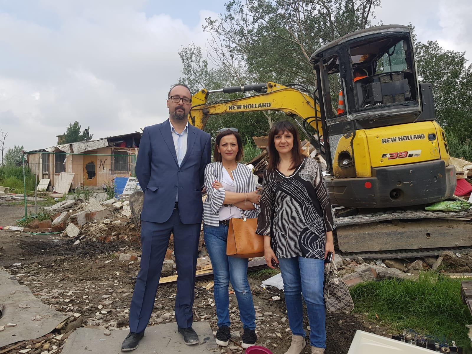 Gli assessori del Comune di Pisa durante la demolizione delle baracche al campo rom di Ospedaletto