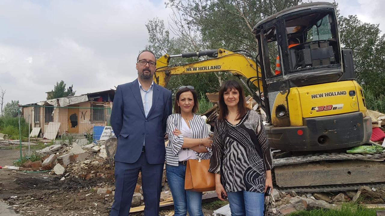 Gli assessori del Comune di Pisa durante la demolizione delle baracche al campo rom di Ospedaletto