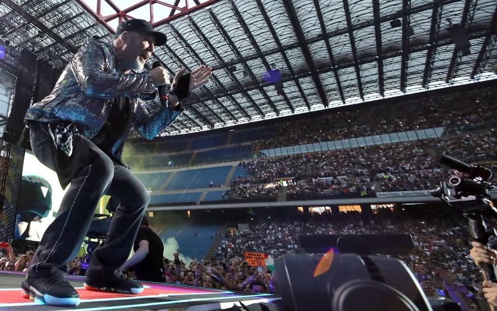 Vasco Rossi, nuovo record:otto concerti sold out con oltre 400mila spettatori 