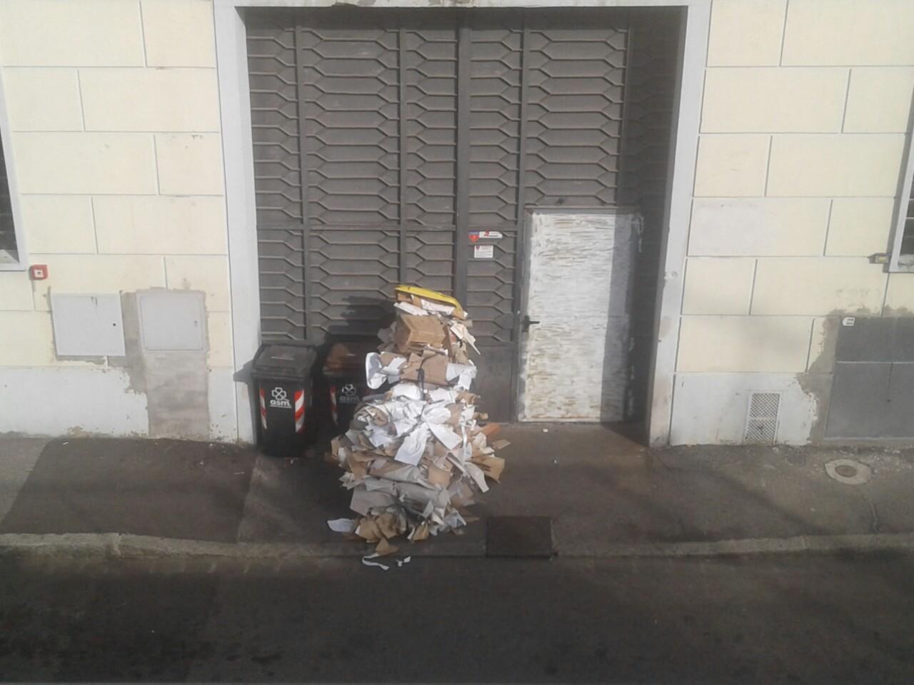 Un cumulo di carta non raccolto in via Catalani, a San Paolo